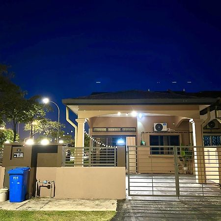 Quayside Cove Homestay - Corner House, Shah Alam Rimbayu Netflix Syok Tv Bbq Bagian luar foto